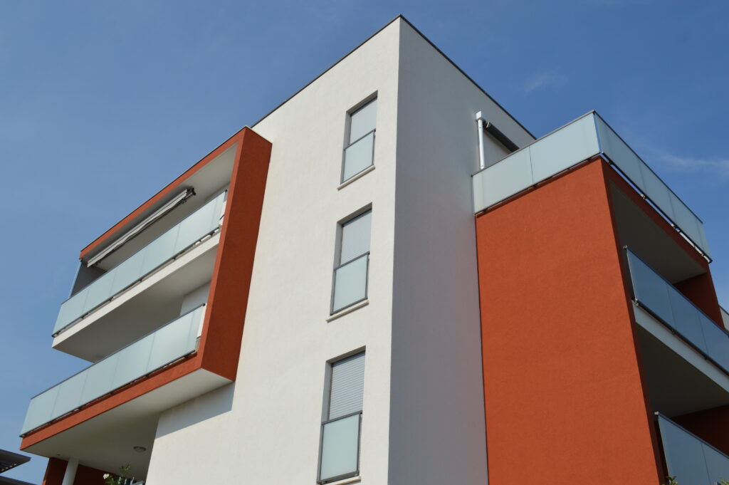 Un bâtiment avec des balcons et terrasses.