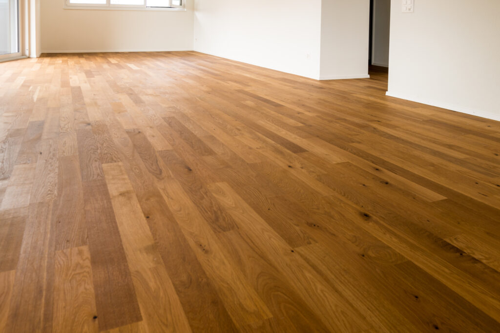 Un parquet foncé.