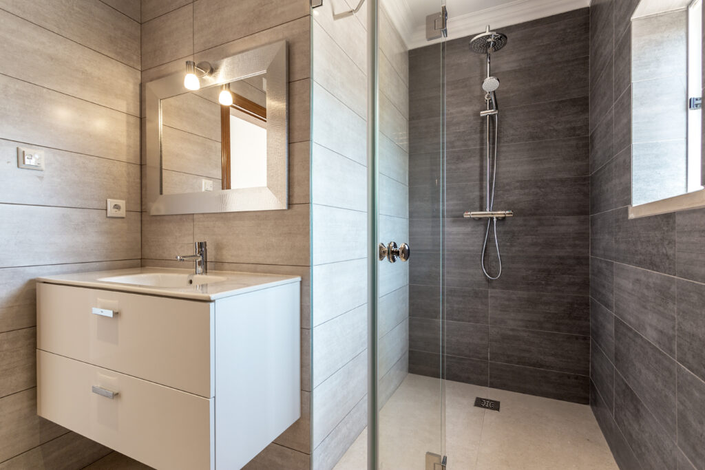 Une douche à droite et un évier à gauche.