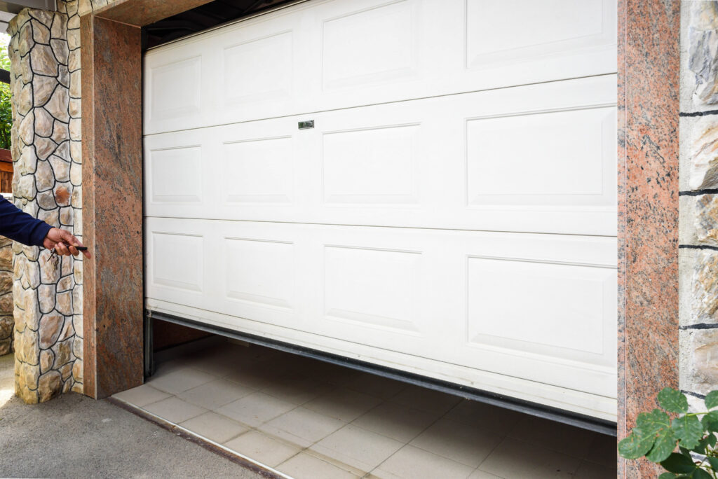 Une porte de garage blanche.