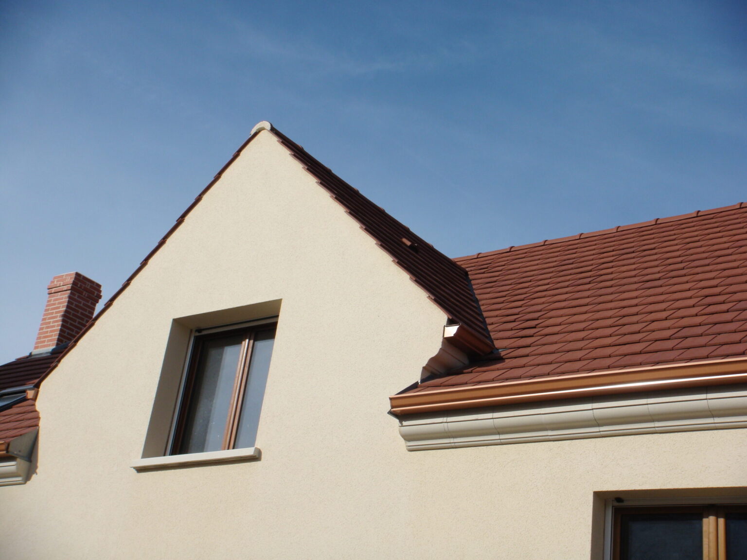 La partie haute d'une façade de maison.