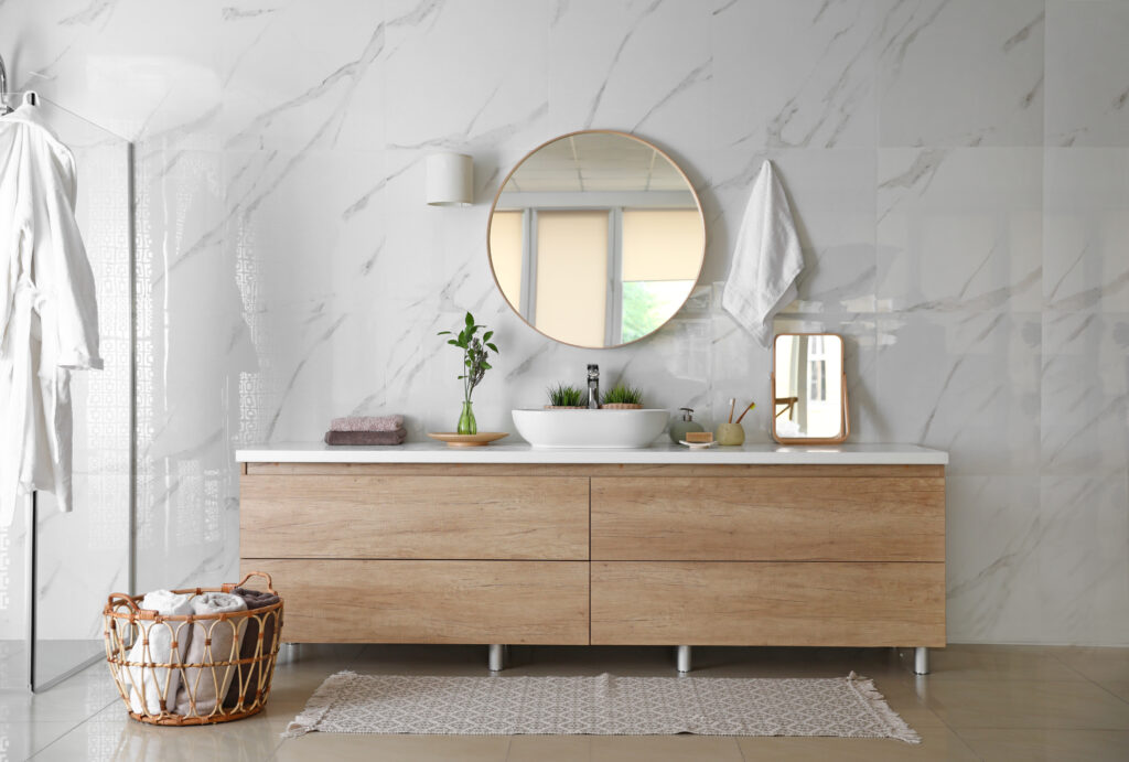 Un meuble de salle de bains en bois.