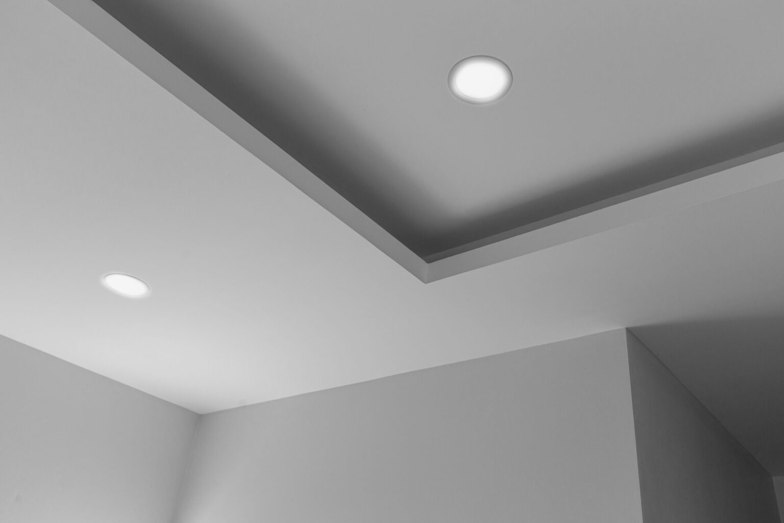 Un faux plafond avec des LED dedans.