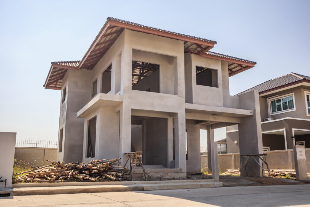 Une maison à étages en construction.