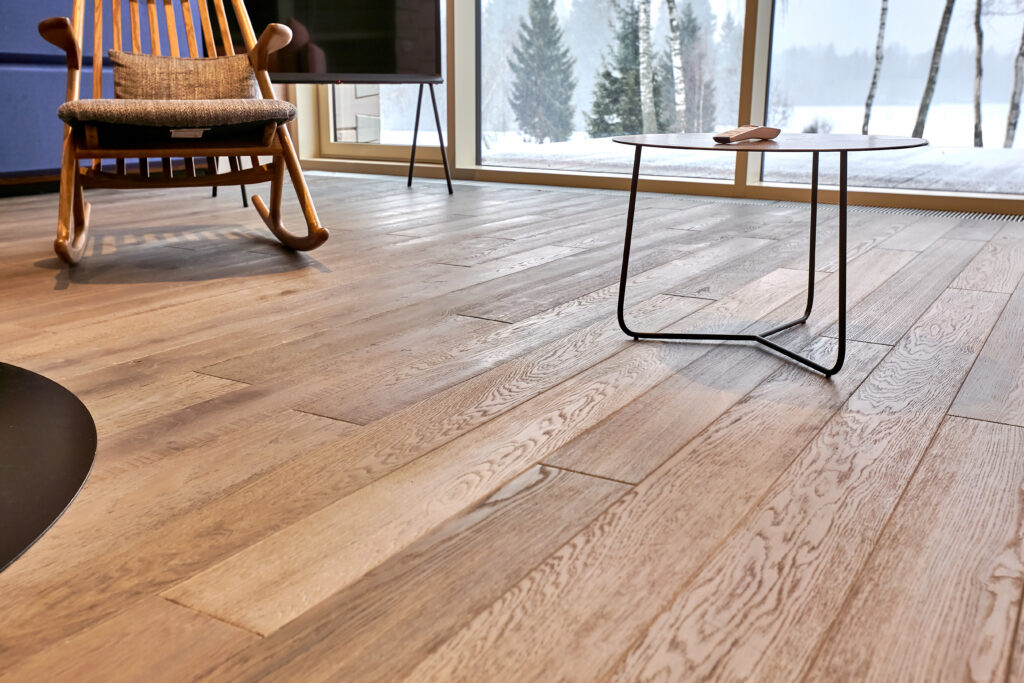 Un parquet avec une table et une chaise dessus.