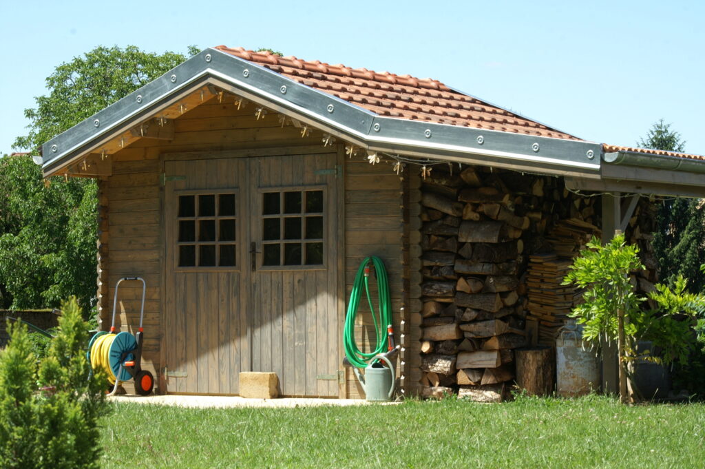 Un abri de jardin en bois.