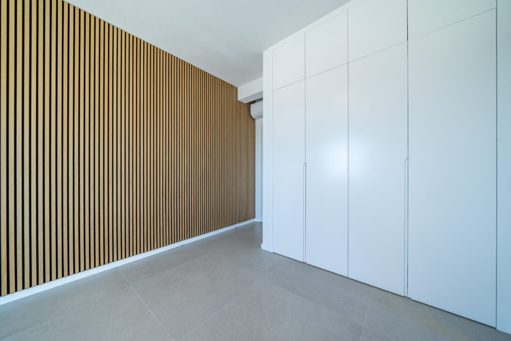 Une pièce avec des panneaux en bois sur un mur.
