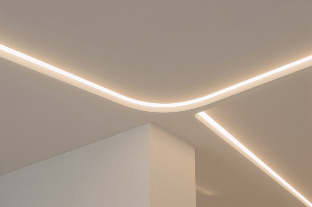 Un faux plafond avec des bandelettes à LEDS dessus.