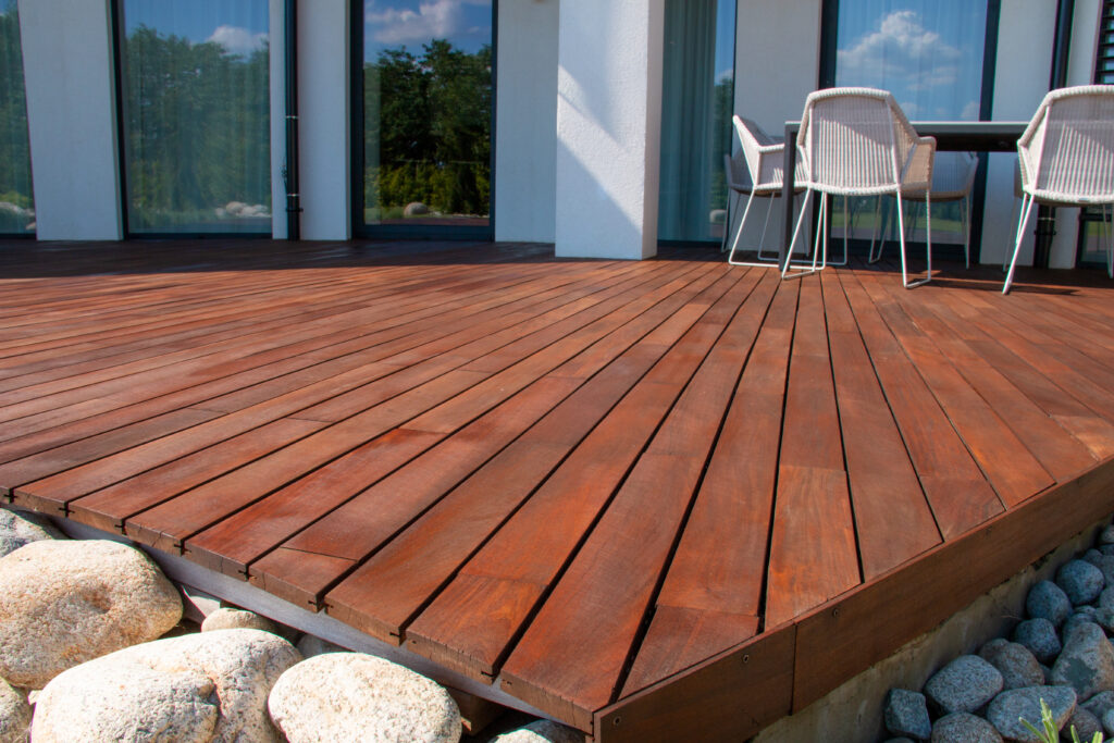 Une terrasse en bois foncé.